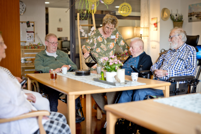 Bewoners drinken met elkaar koffie 