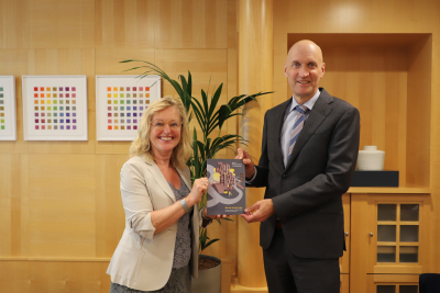Minister Kuipers neemt rapport Met de stroom mee in ontvangst van RVS-voorzitter Jet Bussemaker