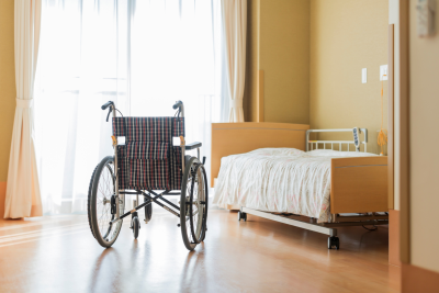 Kamer met bed en rolstoel