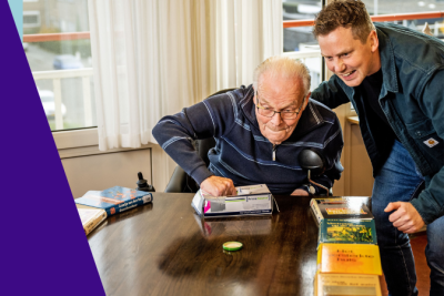 joël samen met een bewoner