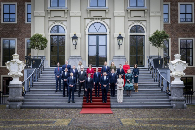 Kabinet Jetten met Koning Willem-Alexander op het bordes van Huis ten Bosch