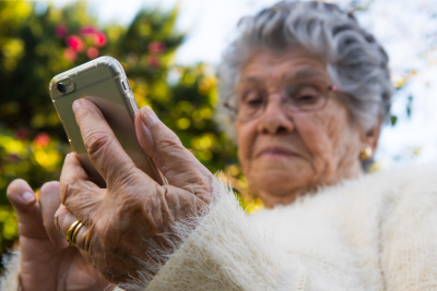 Oudere vrouw met telefoon