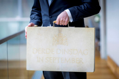 Het koffertje van de Minister van Financiën met de tekst "Derde dinsdag in september."