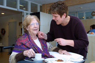 Ouder dame met zorgverlener 