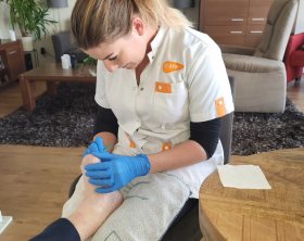 verpleegkundig specialist Lisanne Pomp aan het werk