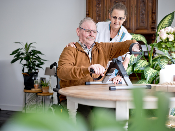 Wijkverpleging helpt heer met tafelfiets